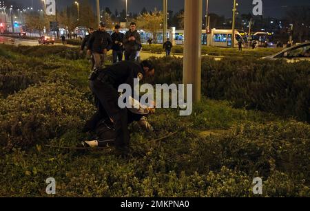 GERUSALEMME, ISRAELE - 28 GENNAIO: I membri della forza di sicurezza israeliana detengono un giovane palestinese che si è trovato di fronte ad attivisti di destra che protestavano la notte scorsa nel quartiere di neve Yaakov il 28 gennaio 2023 a Gerusalemme, Israele. Ieri sera sette persone sono state uccise da un cannoniere palestinese fuori da una sinagoga nel quartiere ebraico di neve Yaakov, anche Neveh Ya'aqov, la più uccisa in un attacco di questo tipo in anni. Credit: Eddie Gerald/Alamy Live News Foto Stock