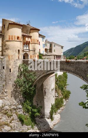 ENTREVAUX, FRANCIA - 12 giugno 2010. Ingresso a Entrevaux, antico villaggio fortificato in Alpes-de-Haute-Provence, Francia Foto Stock