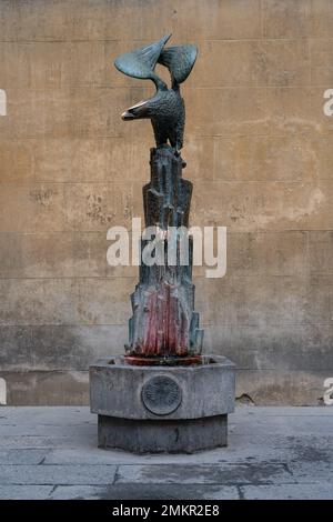 Siena, 15 2022 agosto: Fontana dell'Aquila Contrada a Siena con statua dell'Aquila di bronzo realizzata da Bruno Buraccini nel 1965. Foto Stock