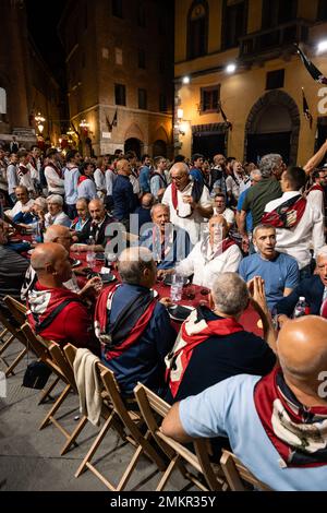 Siena, Italia - 15 2022 agosto: La cena in Grande Contrada del Civetta o piccola gufo Contrada la sera prima del Palio dell'Assunta in Piazza To Foto Stock