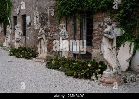 Statue di muse nel Giardino cortile del Teatro Olimpico o del Teatro Olimpico di Vicenza Foto Stock