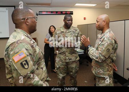 Master Sgt. Laroy Warren, destra, G-1 Mobilitation Cell non commissionata ufficiale in carica, 85th US Army Reserve Support Command, discute la mobilitazione della forza lavoro con i sergente di comando maggiore durante il 85th USARSC’S Command Sergeants Major Training Summit, 9-11 settembre 2022. L'USARSC del 85th ha tenuto il summit formativo per riunire i leader senior arruolati, provenienti da 25 stati, per un'opportunità di networking per discutere le aree di interesse e la strada da seguire per il loro comando. Foto Stock