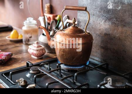 Pentola grande è riscaldata su stufa. Posate in cucina. Dettagli di cucina  in sala da pranzo. Piatto cromato alla luce del sole Foto stock - Alamy