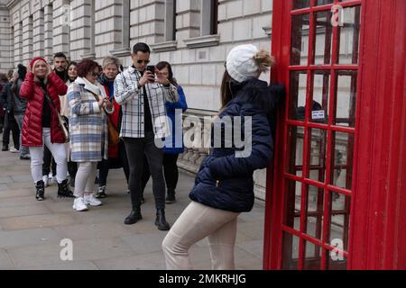 I turisti scattano selfie a Great George Street, Westminster, uno dei luoghi turistici più popolari di Londra per le foto dei selfie dei social media, Londra, Regno Unito Foto Stock