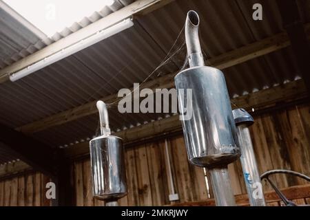 Northumberland UK: 6th giugno 2022: Tubi di scarico polverosi su un trattore Ford (senza logo) Foto Stock