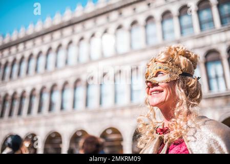 Carnevale a Venezia con i caratteri tipici della festa Foto Stock