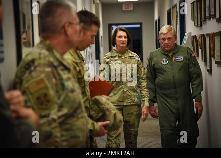 SHERYL Gordon visita gli airmen della 117th Air Refuging Wing presso la Sumpter Smith Joint National Guard base, Ala., 11 settembre 2022. Foto Stock