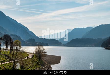 Lago di Ledro nella valle di Ledro. Paesaggio primaverile. Provincia di Trento, Trentino Alto Adige, Italia settentrionale, Europa Foto Stock