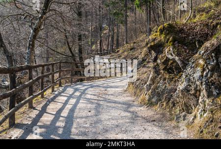 La passeggiata lungo la riva del lago di Ledro, con le sue quattro spiagge e i suoi villaggi (Pieve, Mezzolago e Molina) - Trento, Trentino Alto Adige, Italia Foto Stock