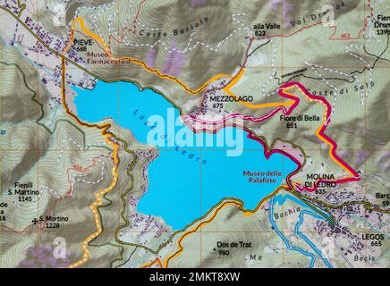 Mappa dettagliata del lungolago di Ledro in Val di Ledro, provincia di Trento,Trentino Alto Adige,Italia settentrionale- Europa - Selective Focus (italiano Foto Stock