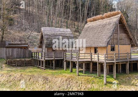 Palafitte casa dell'età del bronzo (ricostruzione) presso il museo del Palafitte del lago di Ledro. Molina di Ledro, Trento, Trentino Alto Adige, Italia Foto Stock