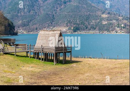 Palafitte casa dell'età del bronzo (ricostruzione) presso il museo del Palafitte del lago di Ledro. Molina di Ledro, Trento, Trentino Alto Adige, Italia Foto Stock