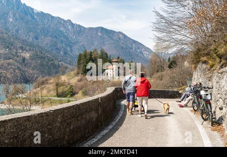 Turisti che camminano sul lungomare del Lago di Ledro, con le sue quattro spiagge e i suoi villaggi (Piece, Mezzolago e Molina) - Trento, Italia Foto Stock