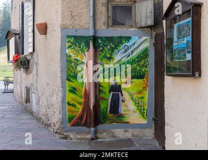 Murale sulla parete della casa di Mezzolago Village nei pressi del lago di Ledro in Valle di Ledro, provincia di Trento, Trentino Alto Adige, Italia, Europa, Foto Stock