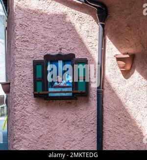 Murale sulla parete della casa di Mezzolago Village nei pressi del lago di Ledro in Valle di Ledro, provincia di Trento, Trentino Alto Adige, Italia, Europa, Foto Stock
