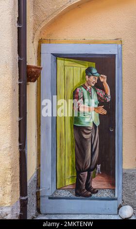Murale sulla parete della casa di Mezzolago Village nei pressi del lago di Ledro in Valle di Ledro, provincia di Trento, Trentino Alto Adige, Italia, Europa, Foto Stock