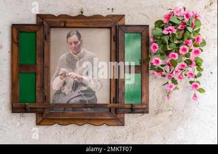 Murale sulla parete della casa di Mezzolago Village nei pressi del lago di Ledro in Valle di Ledro, provincia di Trento, Trentino Alto Adige, Italia, Europa, Foto Stock