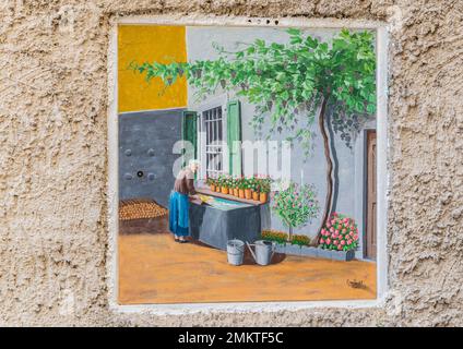 Murale sulla parete della casa di Mezzolago Village nei pressi del lago di Ledro in Valle di Ledro, provincia di Trento, Trentino Alto Adige, Italia, Europa, Foto Stock