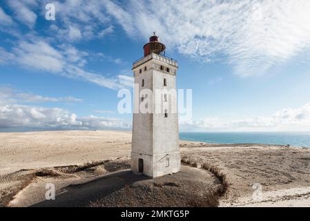 Faro di Rubjerg Knude Fyr sulla duna di sabbia di Rubjerg Knude sulla costa settentrionale dello Jutland, Danimarca Foto Stock