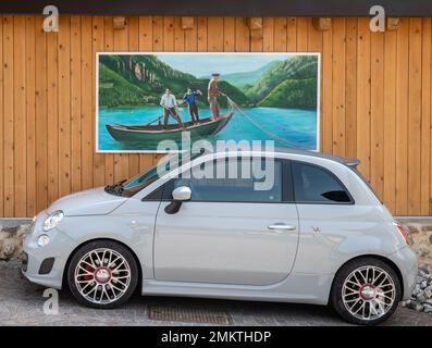 Murale sulla parete della casa di Mezzolago Village nei pressi del lago di Ledro in Valle di Ledro, provincia di Trento, Trentino Alto Adige, Italia, Europa, Foto Stock