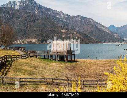 Palafitte casa dell'età del bronzo (ricostruzione) presso il museo del Palafitte del lago di Ledro. Molina di Ledro, Trento, Trentino Alto Adige, Italia Foto Stock