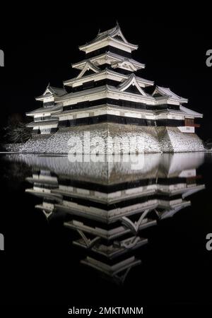 Riflessione del Castello di Matsumoto in una notte d'inverno. Foto Stock