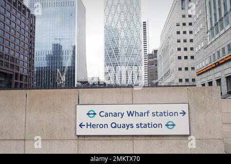 Stazione DLR (ferrovia leggera docksland) a Canary Wharf, Londra, Regno Unito Foto Stock