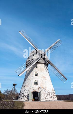Il mulino a vento Āraiši mulino di tipo olandese in Lettonia. Costruito nel 1852, restaurato nel 1984. In ordine di lavoro. Foto Stock