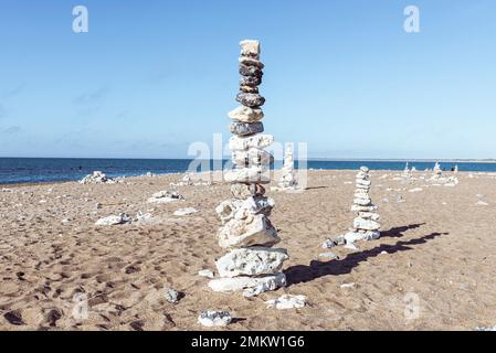 Cairns di pietre di selce che si trovano sulla spiaggia sabbiosa di Klitmöller, sulla costa occidentale dello Jutland, Danimarca Foto Stock