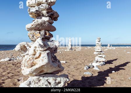 Cairns di pietre di selce che si trovano sulla spiaggia sabbiosa di Klitmöller, sulla costa occidentale dello Jutland, Danimarca Foto Stock