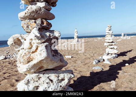 Cairns di pietre di selce che si trovano sulla spiaggia sabbiosa di Klitmöller, sulla costa occidentale dello Jutland, Danimarca Foto Stock
