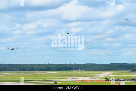 Cinque aerei C-130 Hercules della Georgia Air National Guard decolgono dopo aver completato una passeggiata a dorso di elefante sulla linea di volo presso la 165th Airlift Wing a Garden City, Georgia, 11 settembre 2022. Questo fa parte di un grande volo formativo per testare la capacità dell’ala di eseguire formazioni su larga scala, una dimostrazione di forza e di mostrare la recente modernizzazione della flotta C-130. Foto Stock