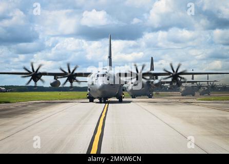 Cinque aerei C-130 Hercules della 165th Airlift Wing, Georgia Air National Guard, taxi sulla pista dopo un grande volo di formazione che ha mostrato la forza e le nuove modifiche al velivolo il 11 settembre 2022 a Savannah, Georgia. Negli ultimi 18 mesi, l'intera flotta AW del 165th di aeromobili C-130H è stata modernizzata con eliche NP-2000 a otto pale e motori T-56 3,5. Le eliche a otto pale offrono maggiore potenza ed efficienza riducendo al contempo la manutenzione. Foto Stock