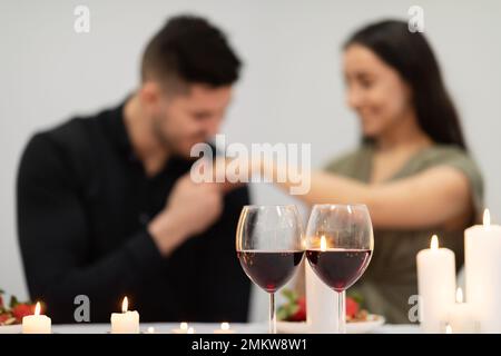 Focalizzazione selettiva sui bicchieri con vino rosso sopra coppia di incollaggio Foto Stock