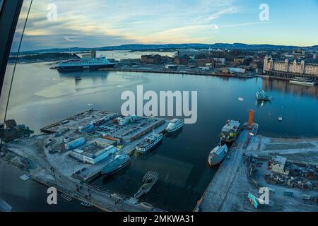 Vista aerea panoramica della città di Oslo, la parte centrale della città intorno al Teatro dell'Opera di Oslo e il porto d'inverno. Oslo, Norvegia, Scandinavia, EUR Foto Stock