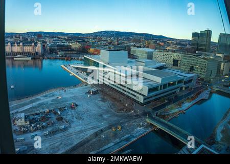 Vista aerea panoramica della città di Oslo, la parte centrale della città intorno al Teatro dell'Opera di Oslo e il porto d'inverno. Oslo, Norvegia, Scandinavia, EUR Foto Stock