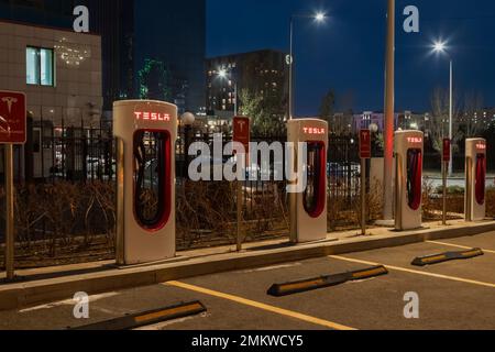 20 ottobre 2022 Astana, Kazakistan: Stazione di ricarica per auto elettriche Tesla vuota sullo sfondo della città di notte Foto Stock