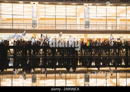 Israele. 28th Jan, 2023. I manifestanti sventolano le bandiere in una marcia a Tel Aviv. Oltre 100.000 persone hanno protestato a Tel Aviv contro il governo di estrema destra di Netanyahu e la revisione giudiziaria, un giorno dopo due mortali attentati terroristici a Gerusalemme. Gen 28th 2023. (Foto di Matan Golan/Sipa USA). Credit: Sipa USA/Alamy Live News Foto Stock