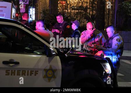 Hollywood, California, Stati Uniti. 28th Jan, 2023. La polizia stava in piedi vicino in massa a Hollywood il sabato sera, il giorno dopo il video di Tiro Nichols che è stato picchiato a morte dalla polizia di Memphis ha trasmesso ed oltraggiato molti attraverso gli Stati Uniti. Anche qui avevano appena trovato un'auto rubata. Credit: ZUMA Press, Inc./Alamy Live News Foto Stock