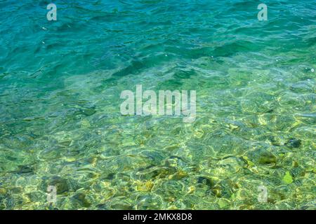 Superficie del mare. Consistenza naturale dell'acqua di mare. Sfondo dell'acqua dell'oceano smeraldo Foto Stock