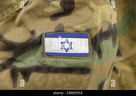 Primo piano corto di una bandiera israeliana sull'uniforme di un soldato Foto Stock