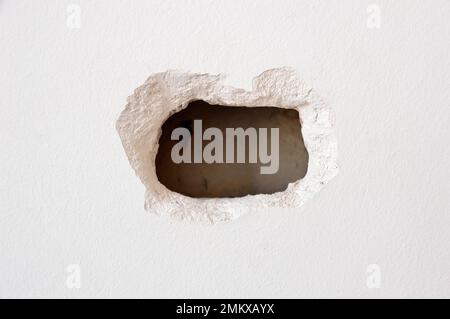 buco in una parete bianca all'interno di una casa Foto Stock