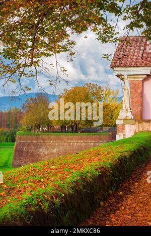 Vista autunnale del parco pubblico delle antiche mura di Lucca alla porta di San Donato Foto Stock