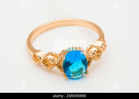 gioielli anello d'oro con pietre preziose isolato su sfondo bianco Foto Stock