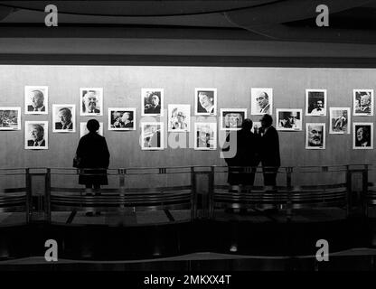 La mostra fotografica di Eduardo Comesaña Fotos Poco Conocidas de Gente Muy Conocida (foto poco conosciute di personaggi famosi), Galleria del Teatro Opera, Buenos Aires, Argentina, giugno 1969 Foto Stock