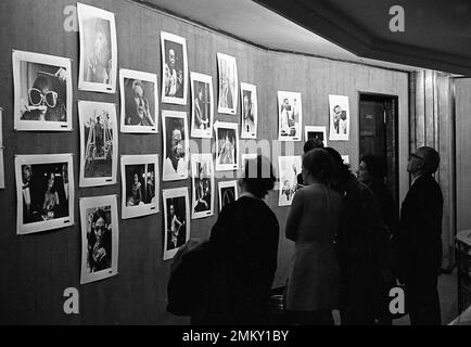 La mostra fotografica di Eduardo Comesaña Fotos Poco Conocidas de Gente Muy Conocida (foto poco conosciute di personaggi famosi), Galleria del Teatro Opera, Buenos Aires, Argentina, giugno 1969 Foto Stock