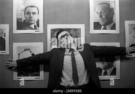 Il fotogiornalista argentino Eduardo Comesaña presso il suo Fotos po Conocida de gente Muy Conocida (foto poco conosciute di personaggi famosi) alla Galleria del Teatro Opera di Buenos Aires, Argentina, giugno 1969. Foto Stock