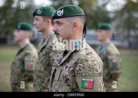 Un gruppo di Paratroopers Portugees sta in formazione durante la cerimonia di apertura per l'esercizio Falcon Leap sul Camp Orange Barracks, Schaarsbergen, Paesi Bassi., 12 settembre 2022. Più di 1000 paracadutisti provenienti da tutto il mondo, 13 nazionalità diverse, più gocce d'aria al giorno e formazione reciproca per due settimane. Si tratta del più grande esercizio tecnico aereo della NATO Foto Stock