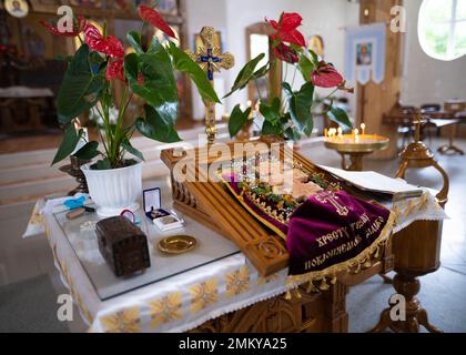 gli accessori della chiesa per il servizio del sacerdote sono fatti di oro Foto Stock