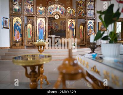 gli accessori della chiesa per il servizio del sacerdote sono fatti di oro Foto Stock